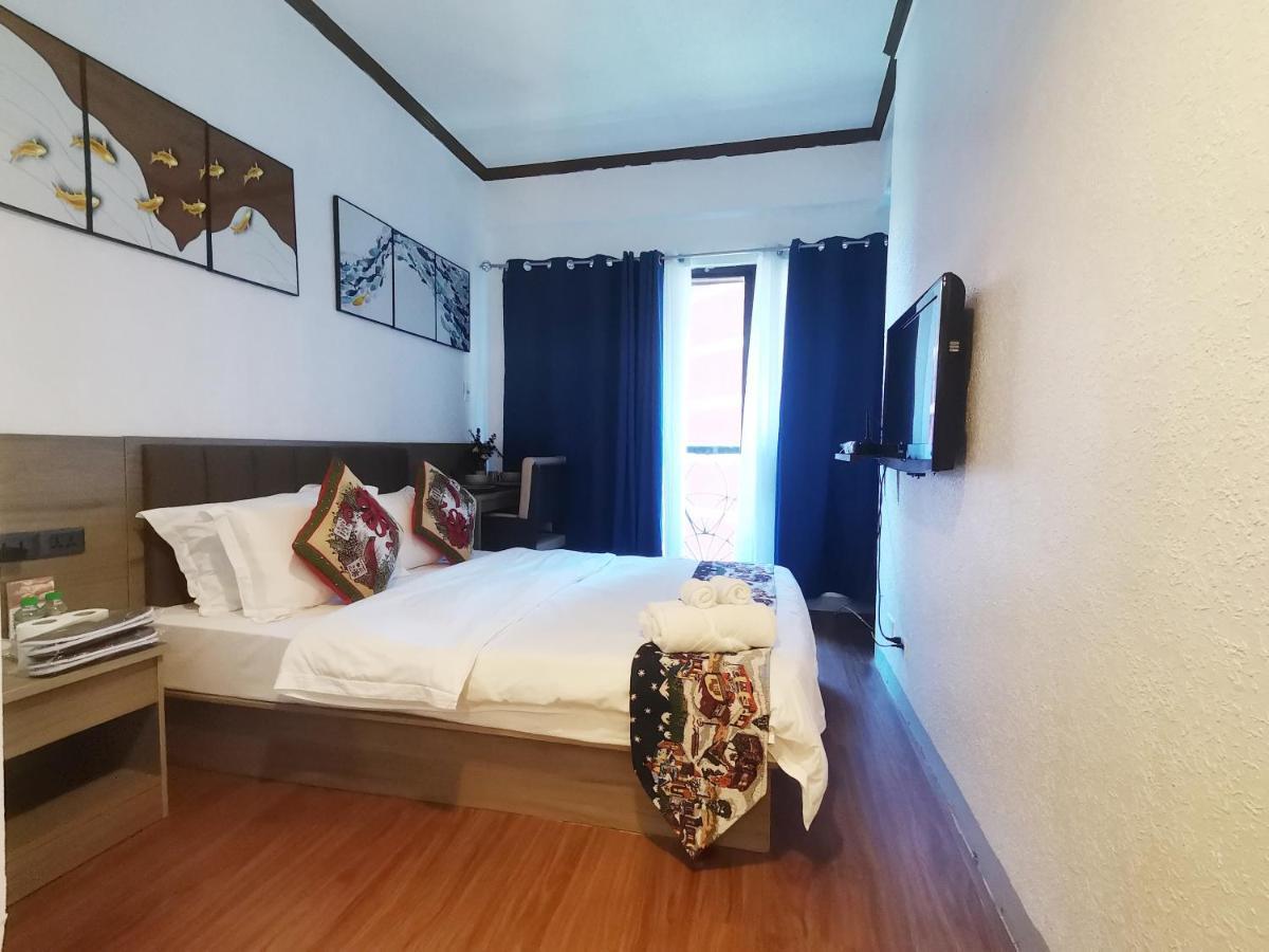 Warm Makati Aparthotel Makati City Exteriör bild