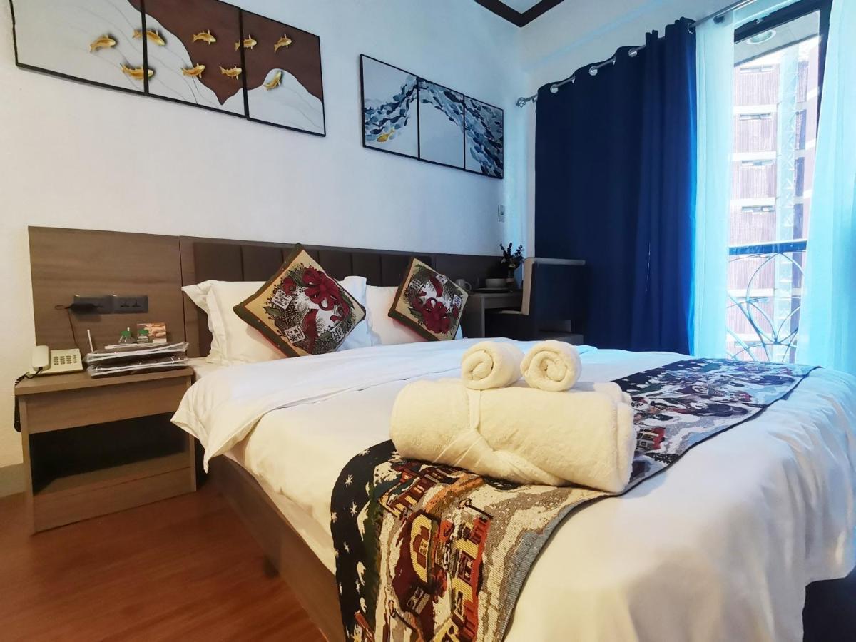 Warm Makati Aparthotel Makati City Exteriör bild