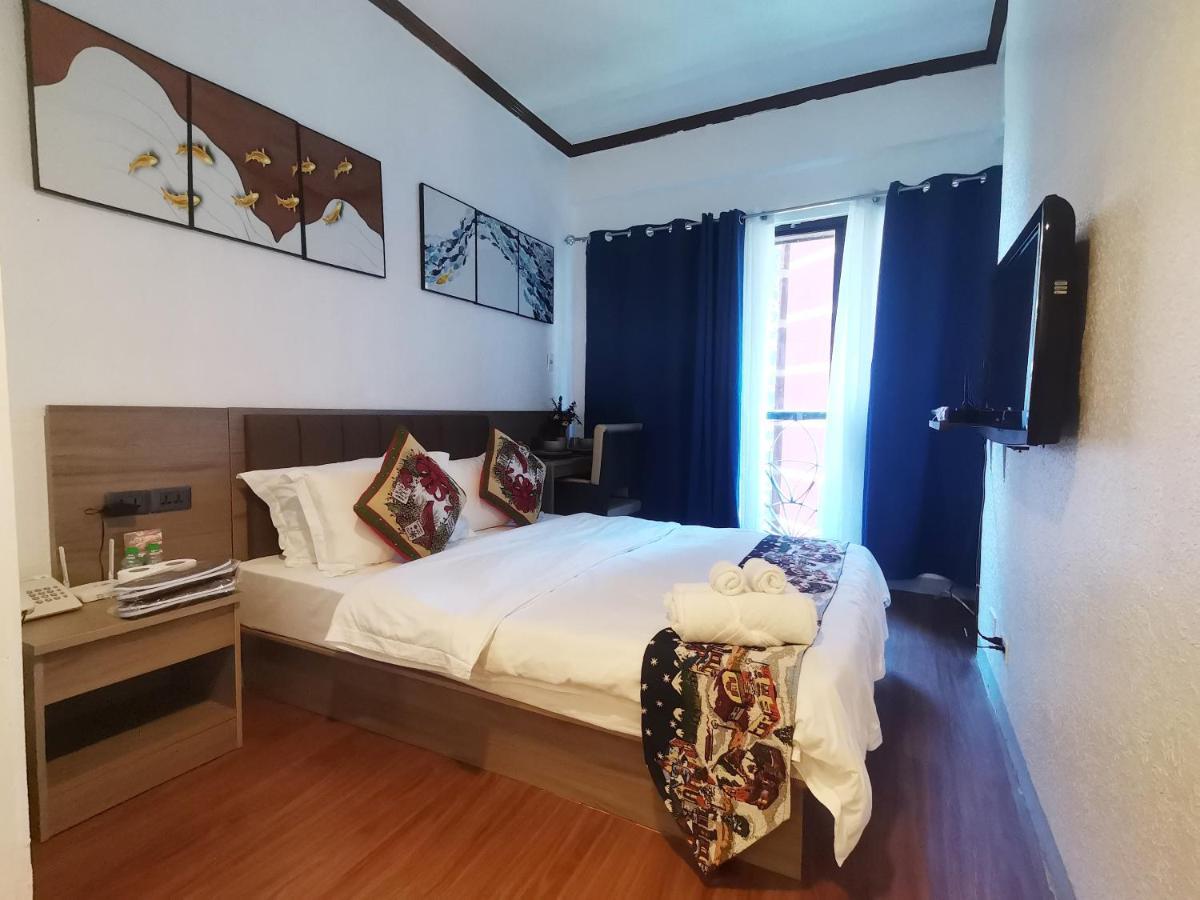 Warm Makati Aparthotel Makati City Exteriör bild